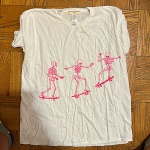 OVERSIZED WHITE AND NEON PINK SKULL TEE SHIRT